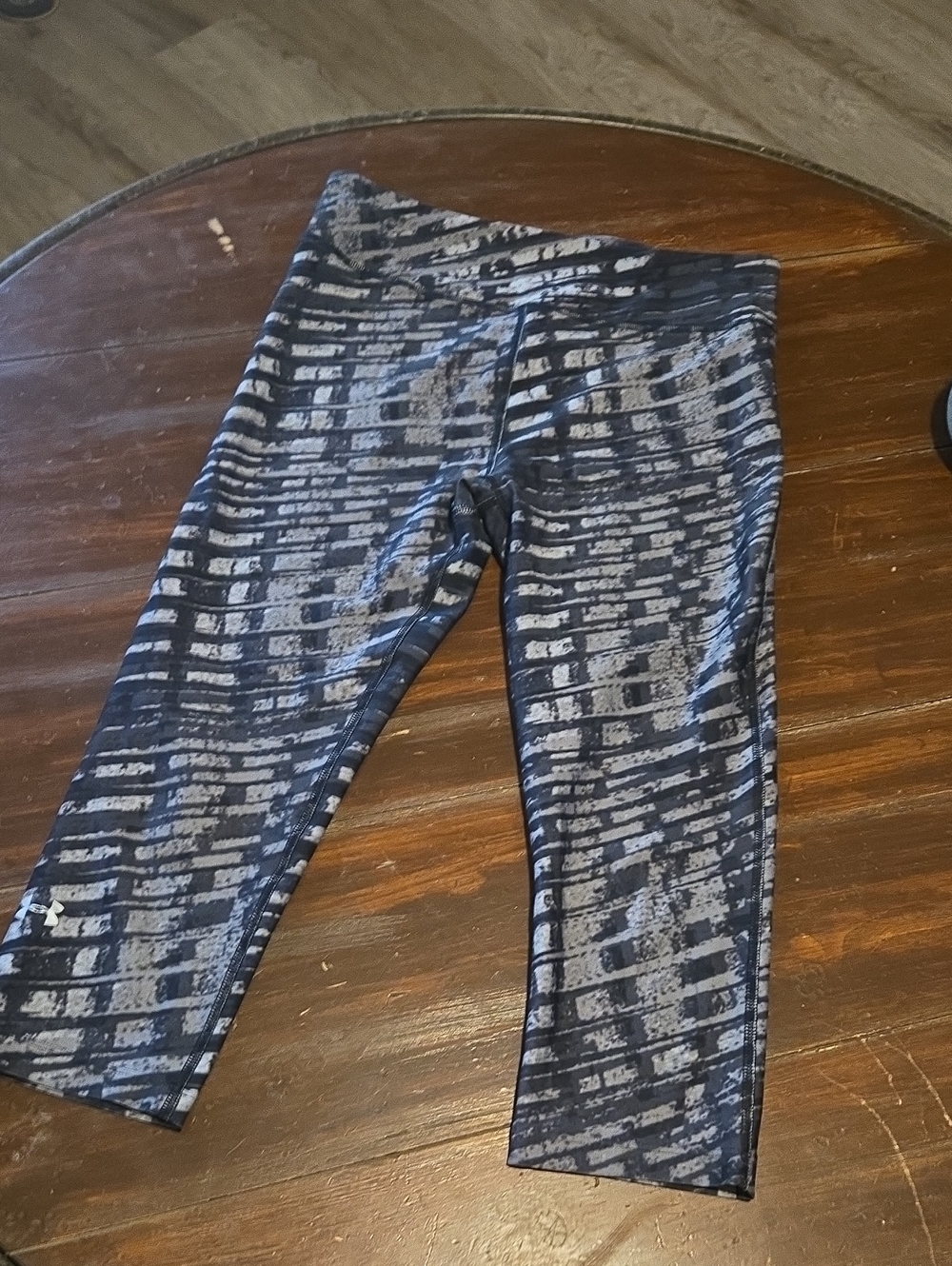 Under Armour Black & Gray HeatGear Compression Cropped Leggings #1011